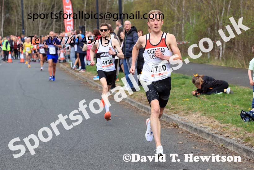 Senior mens relay, 2025 Elswick Harriers Good Friday Road Relays, Newburn, Newcastle upon Tyne. Photo: David T. Hewitson/Sports for All Pics